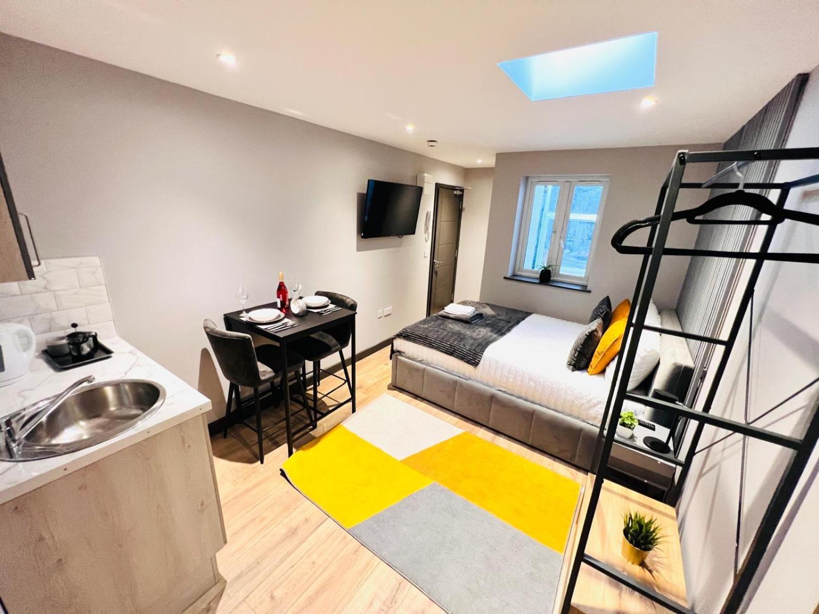 Holloway's House - No 37 - Bright & Cozy Escape Apartment