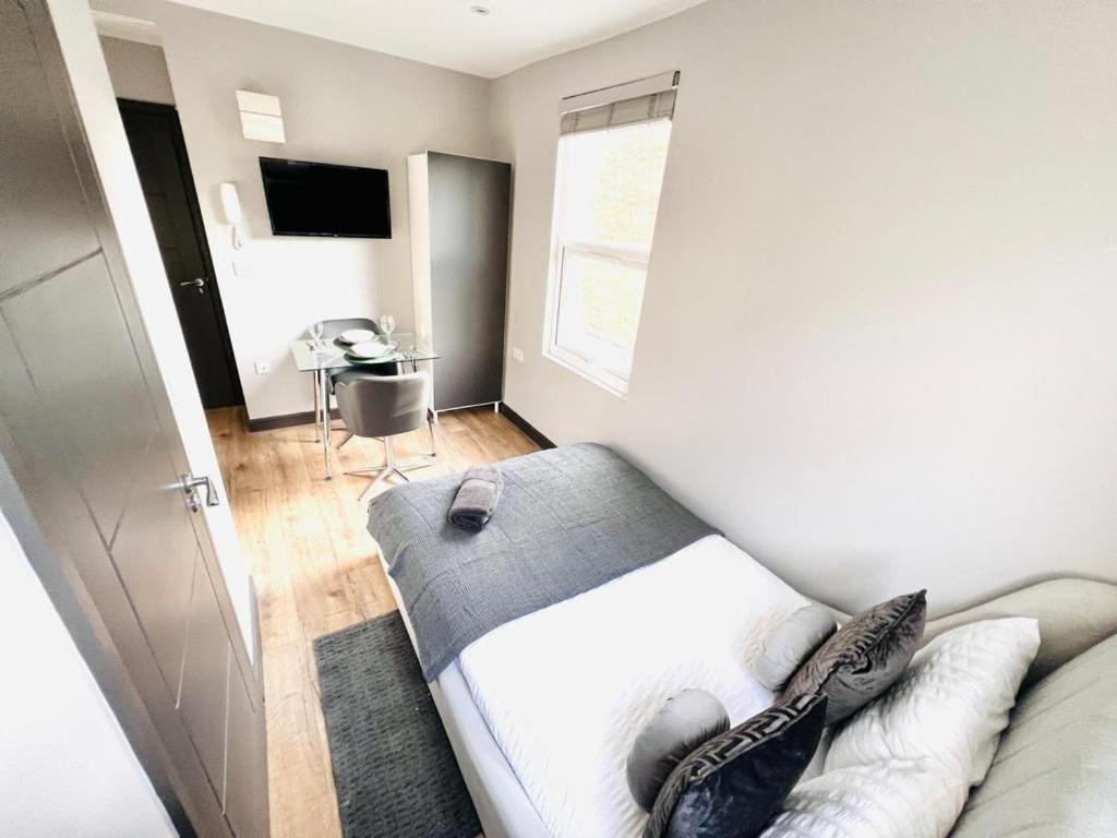 Holloway's House - No 37 - Bright & Cozy Escape *