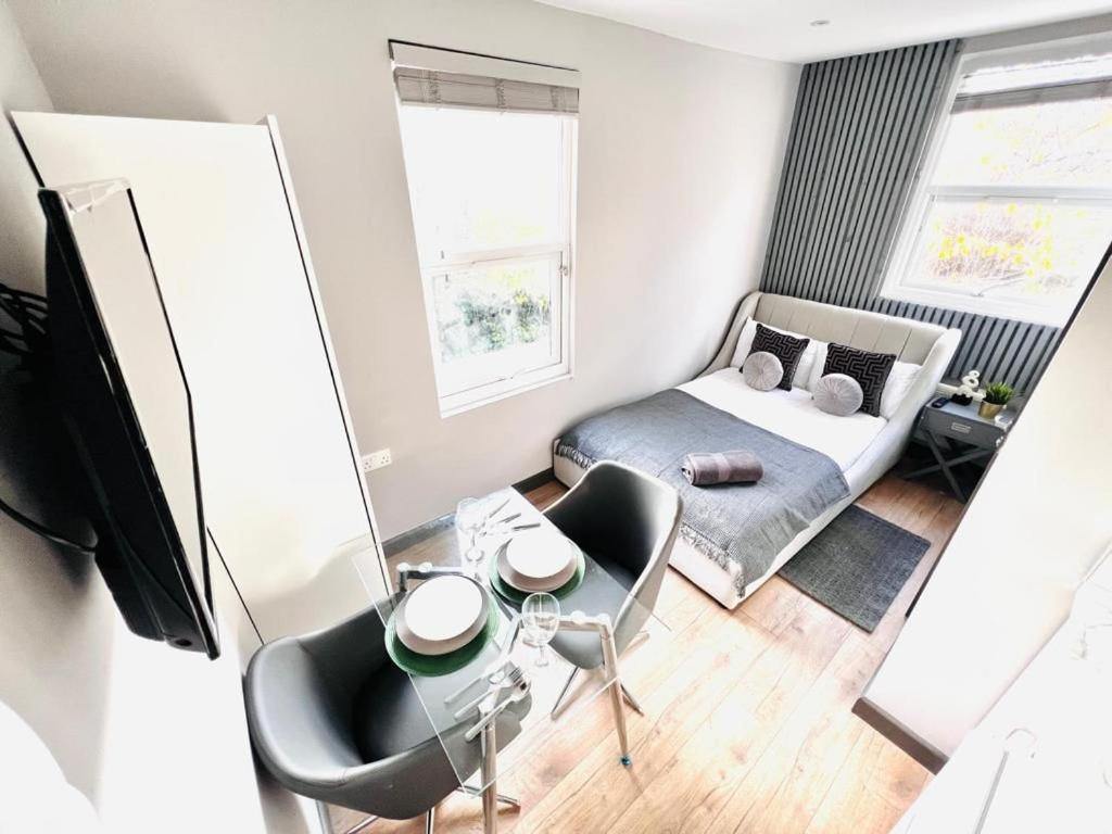 Holloway's House - No 37 - Bright & Cozy Escape Apartment London