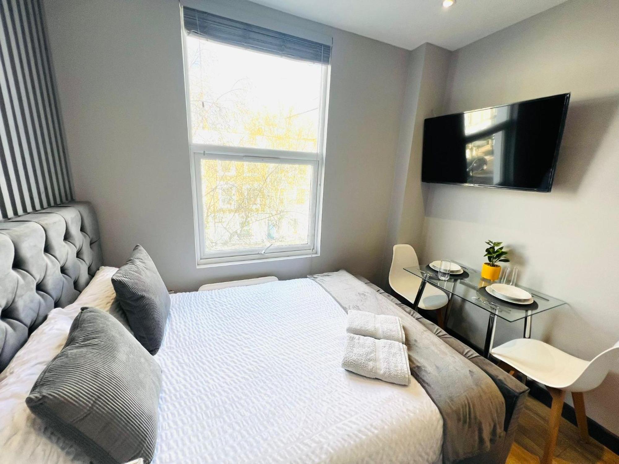 Holloway's House - No 37 - Bright & Cozy Escape Apartment London