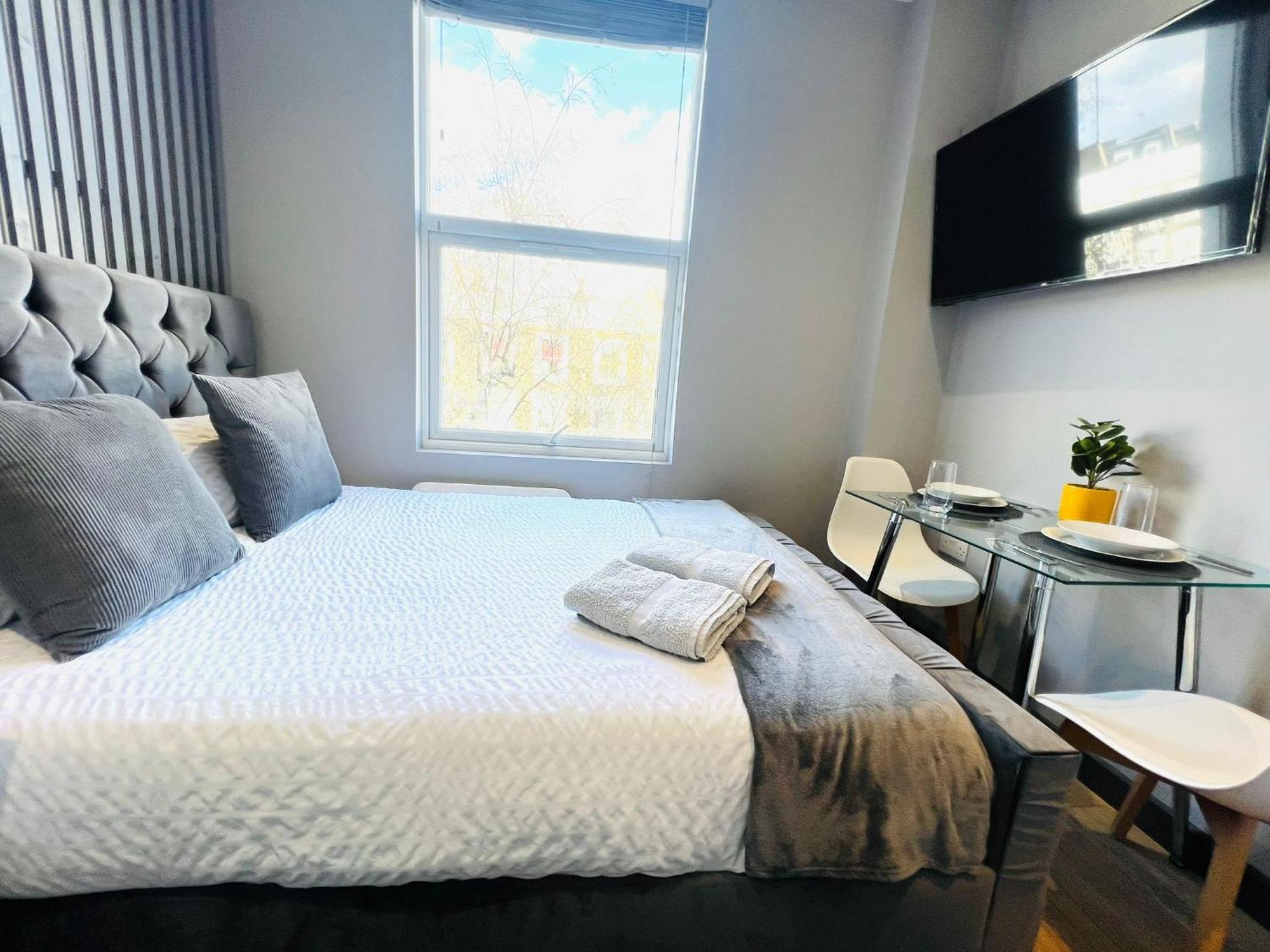 Holloway's House - No 37 - Bright & Cozy Escape Apartment London