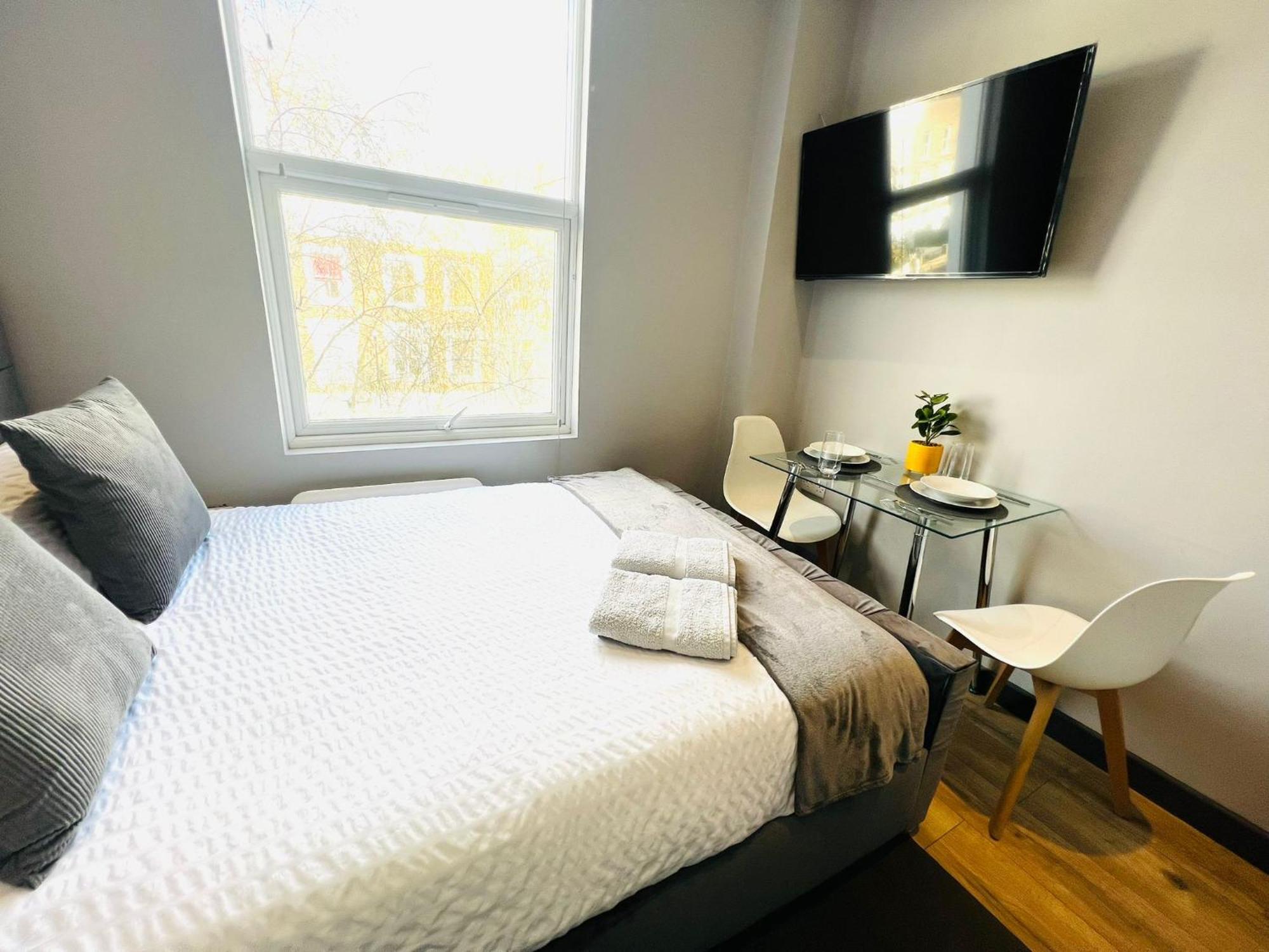 Holloway's House - No 37 - Bright & Cozy Escape *